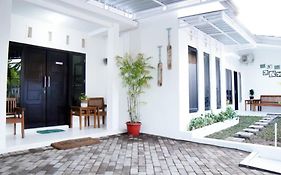 Almira Home Stay Banyuwangi Kota 3 Bedroom Syariah